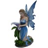 Fée bleue agenouillée devant une fleur