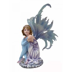 Fée assisse jambe et bras...