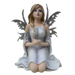 Fée Esmilia a genoux