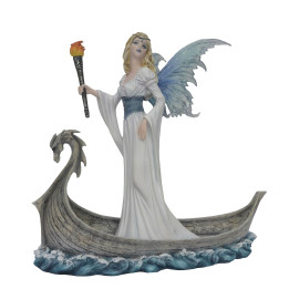 Fée sur barque dragon