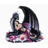 Fée allongée sur des fleures et son dragon noir