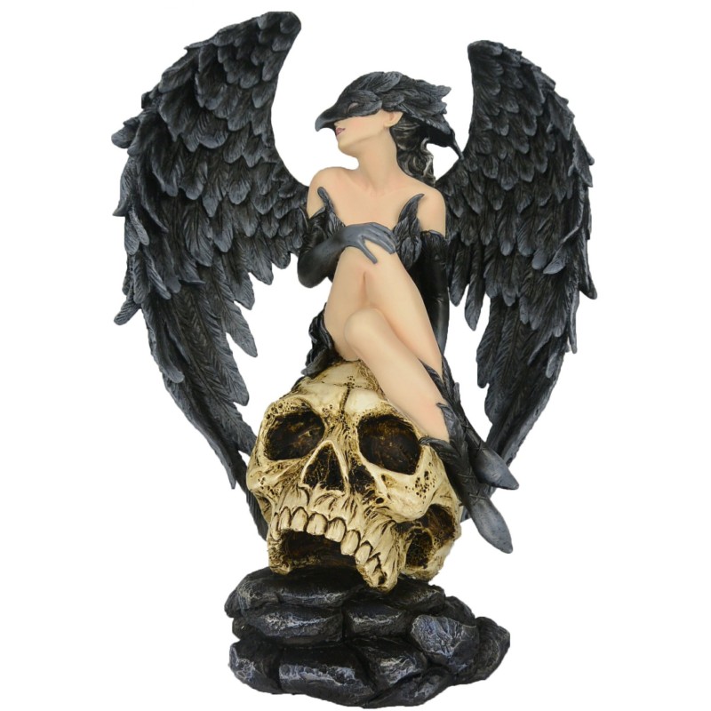 Fée masque de corbeau assise sur un crâne