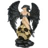 Fée masque de corbeau assise sur un crâne