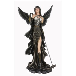 Fée Maléfika avec sa fauche