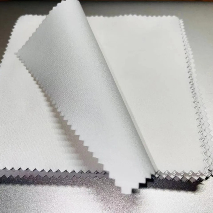 Lingette en microfibre blanche aux bordures découpées en zigzag