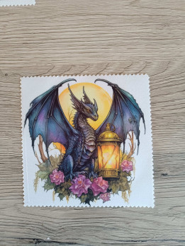 Lingette microfibre blanche aux bords dentelés avec illustration d'un dragon bleu à côté d'une lanterne et de roses