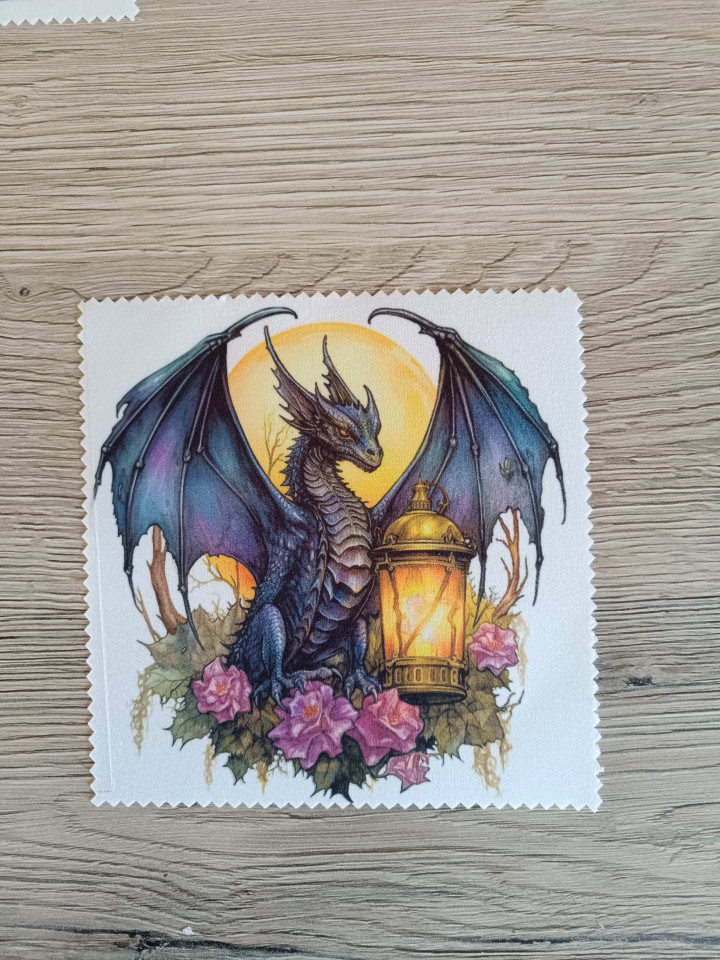 Lingette microfibre blanche aux bords dentelés avec illustration d'un dragon bleu à côté d'une lanterne et de roses