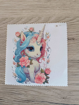 Lingette microfibre carrée à bords dentelés représentant une petite licorne entourée de roses pastel