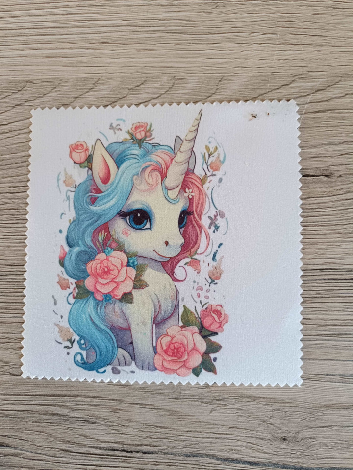 Lingette microfibre carrée à bords dentelés représentant une petite licorne entourée de roses pastel