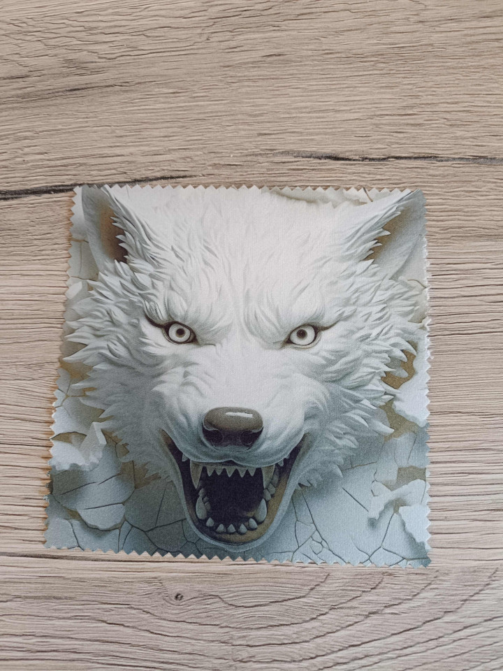 Lingette microfibre crantée ornée d'un loup blanc rugissant montrant les crocs sur fond craquelé