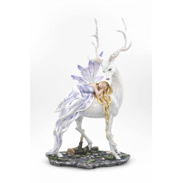 Fée coucher sur son cerf blanc