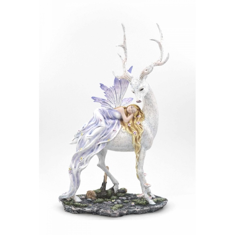 Fée coucher sur son cerf blanc