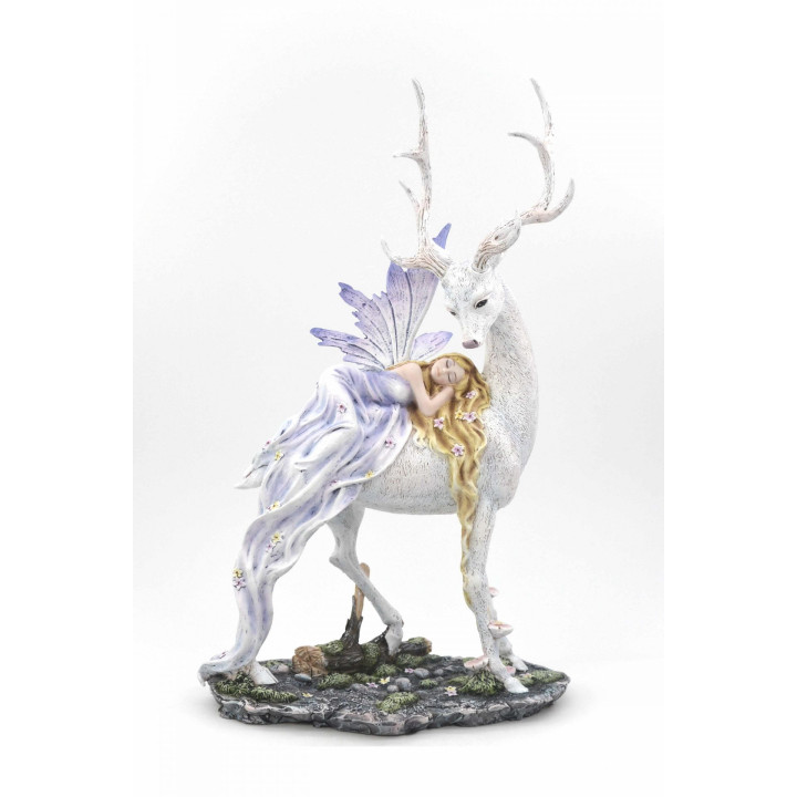 Fée coucher sur son cerf blanc