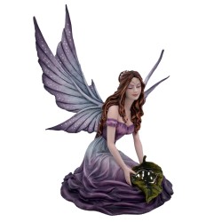 Fée violette accroupie avec...