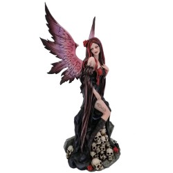 Fée dark  sur un amas de...