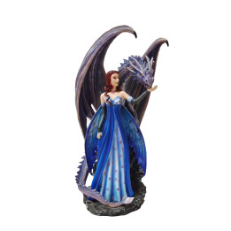 Fée debout aux côtés de son grand dragon violet protecteur