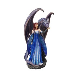 Fée debout aux côtés de son...
