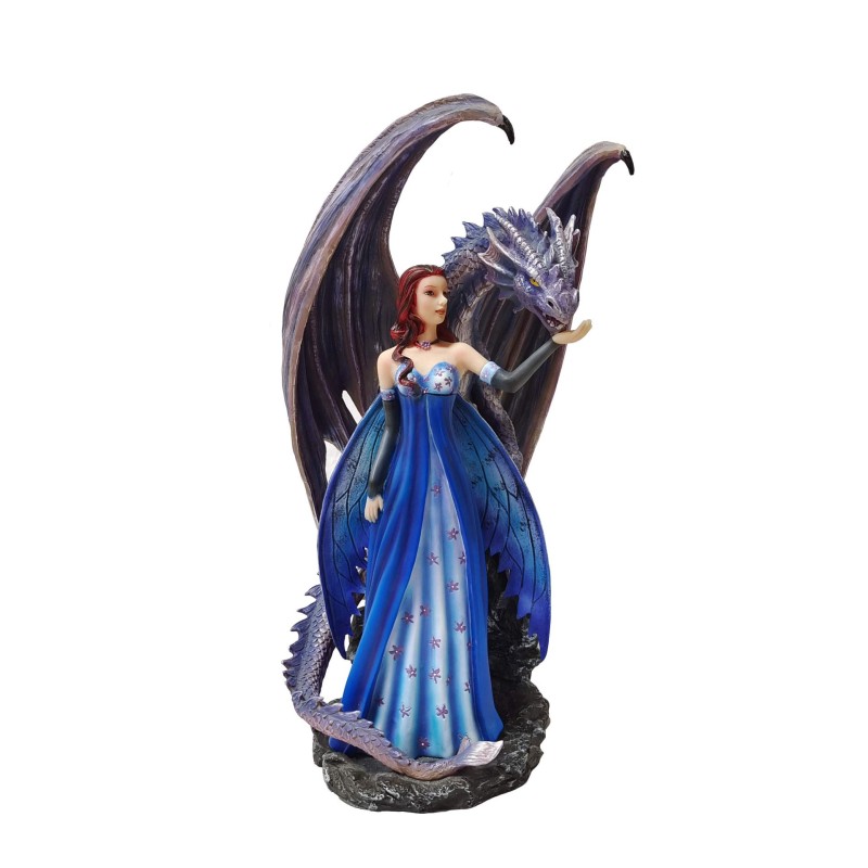 Fée debout aux côtés de son grand dragon violet protecteur