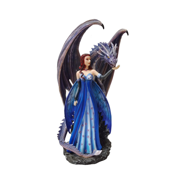 Fée debout aux côtés de son grand dragon violet protecteur