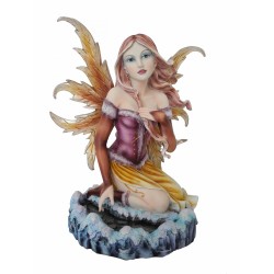 Fée orangée assise dans la...