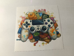 Lingette microfibre carrée avec illustration d'une manette de jeu vidéo et motifs végétaux colorés