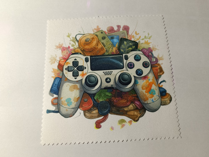 Lingette microfibre carrée avec illustration d'une manette de jeu vidéo et motifs végétaux colorés