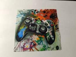 Lingette microfibre aux bords crantés avec manette de jeu vidéo et projections de peinture multicolores