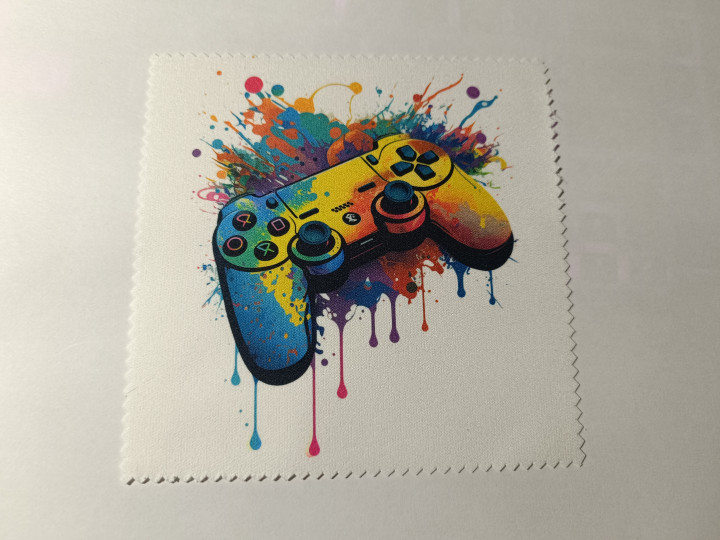 Lingette microfibre carrée imprimée d'une manette de jeu vidéo avec coulures de peinture multicolores