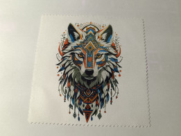 Lingette microfibre blanche ornée d'une illustration de tête de loup avec motifs géométriques bleus et orange