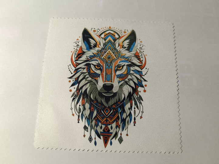 Lingette microfibre blanche ornée d'une illustration de tête de loup avec motifs géométriques bleus et orange