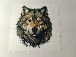Lingette microfibre blanche aux bords crantés illustrée d'une tête de loup aux yeux dorés