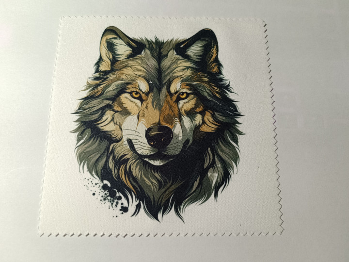 Lingette microfibre blanche aux bords crantés illustrée d'une tête de loup aux yeux dorés
