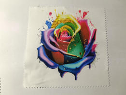 Lingette microfibre blanche crantée imprimée d'une rose aux pétales multicolores effet projection de peinture