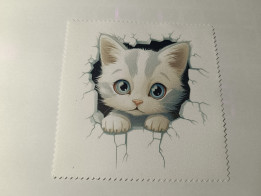 Lingette microfibre blanche illustrée d'un chaton aux yeux bleus sortant d'un mur fissuré