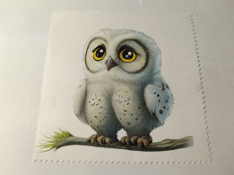 Lingette microfibre blanche illustrée d'une petite chouette blanche aux grands yeux perchée sur une branche