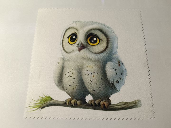 Lingette microfibre blanche illustrée d'une petite chouette blanche aux grands yeux perchée sur une branche