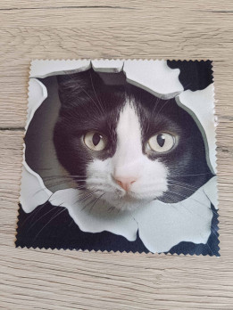 Lingette microfibre carrée avec motif en trompe-l'œil d'un chat noir et blanc passant sa tête à travers une déchirure