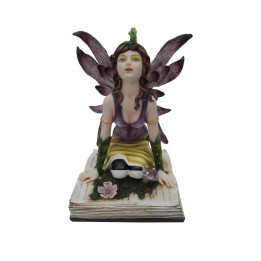 Fée violette sur un livre