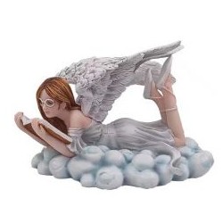 Fée lecture sur son nuage