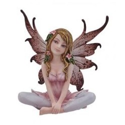 Fée Nina assise en tailleur