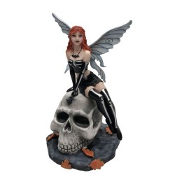 Fée noir assisse sur sa...