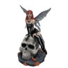 Fée noir assisse sur sa tête de mort