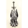 Ouvre-lettre dragon assis sur un amas de crânes