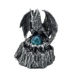 Dragon féroce protégeant un...