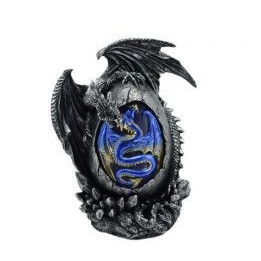 Dragon noir perché sur un œuf bébé dragon bleu.