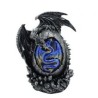 Dragon noir perché sur un œuf bébé dragon bleu.