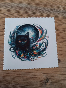 Lingette microfibre blanche illustrée d'un chat noir aux yeux dorés entouré de volutes colorées et d'une lune