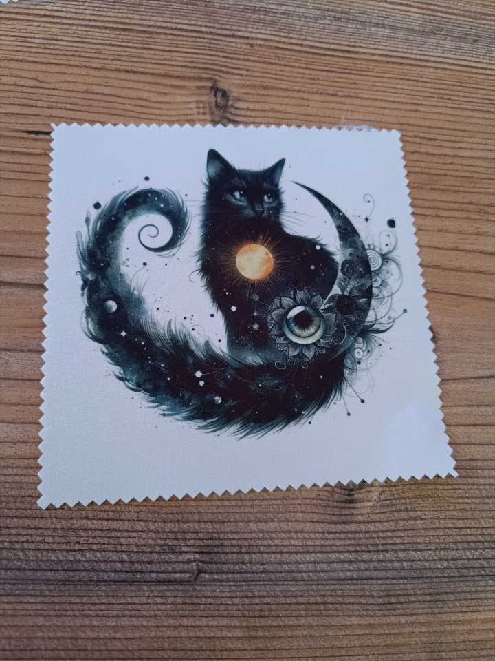 Lingette microfibre blanche avec illustration d'un chat noir fantastique et croissant de lune