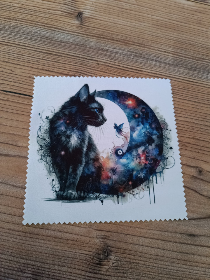 Lingette microfibre carrée illustrée d'un chat noir devant un croissant de lune cosmique