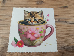 Lingette microfibre blanche à bords crantés représentant un chaton tigré dans une tasse rose à fleurs